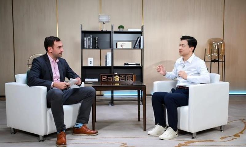 易评助手软件下载：李彦宏谈中国AI务实创新，从模型到实际应用的转变