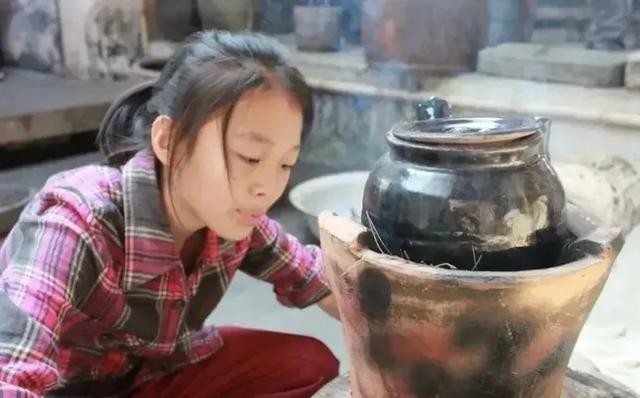 熊猫多多助手:贫困家庭的坚韧故事,瘫痪夫妻与被遗弃女孩的成长之路 熊猫多多助手:贫困家庭的坚韧故事,瘫痪夫妻与被遗弃女孩的成长之路