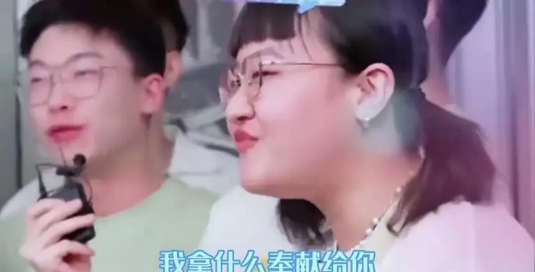 小P助手：东方甄选直播间新生，两位主播的职业转折与董宇辉的接纳