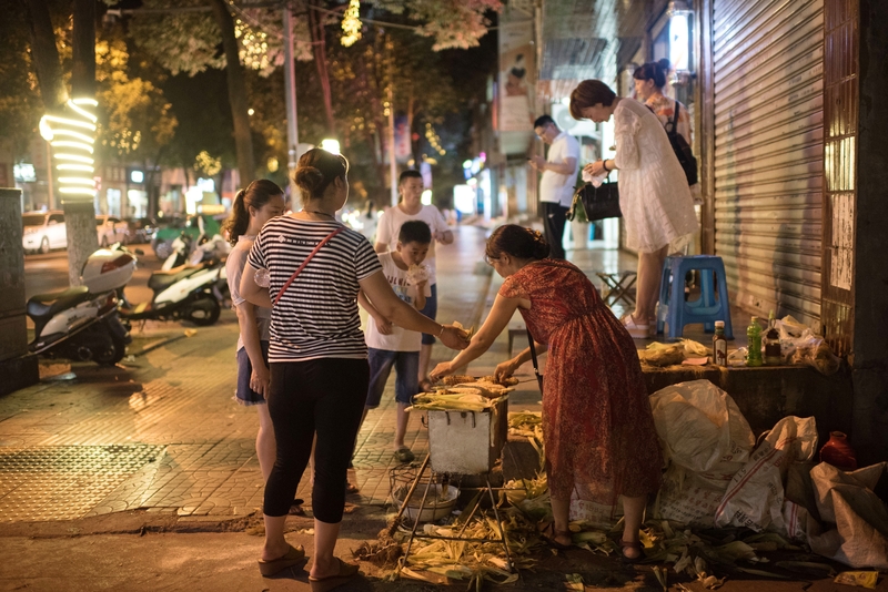 易评助手下载官网：大学生摆摊遭恶性竞争，创业梦何以维系？