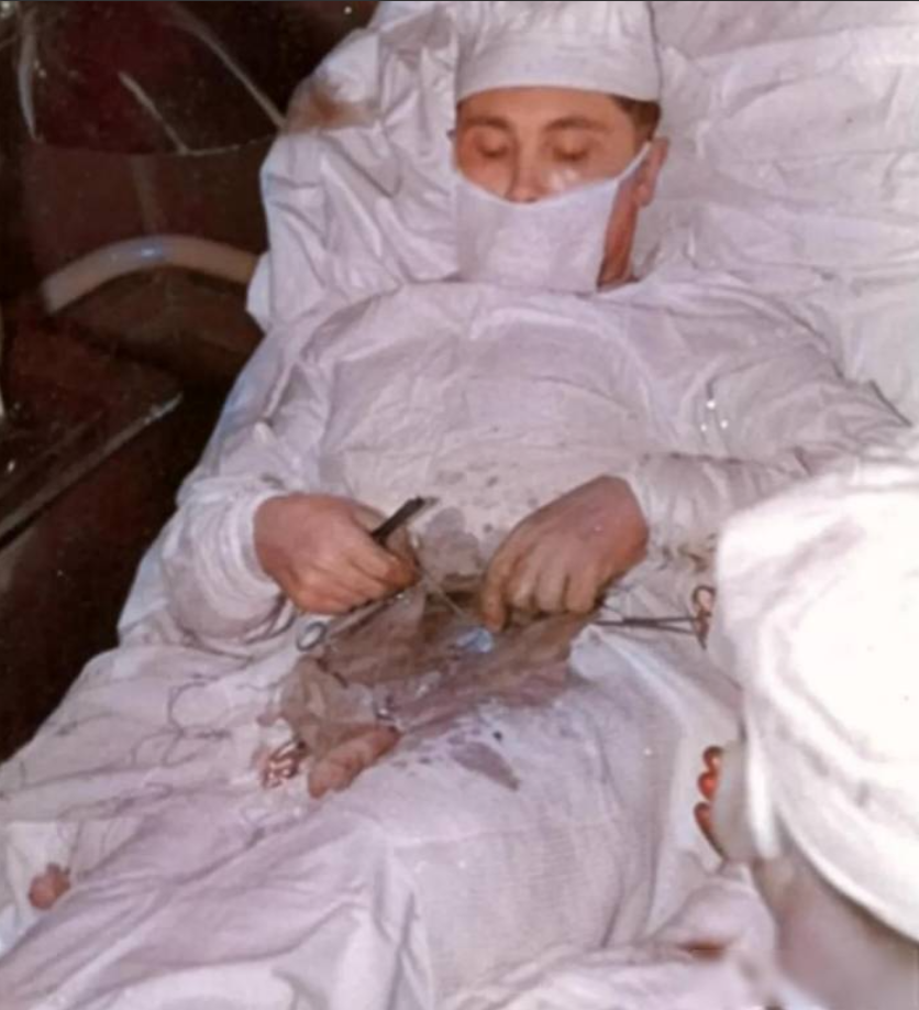 拼多多出评神器：南极自救，27岁医生逆境中完成惊天手术的传奇故事