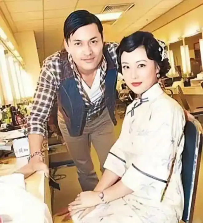 易出评开团软件：吕良伟与周海媚的乌龙婚姻，冲动爱情引发的法律误解