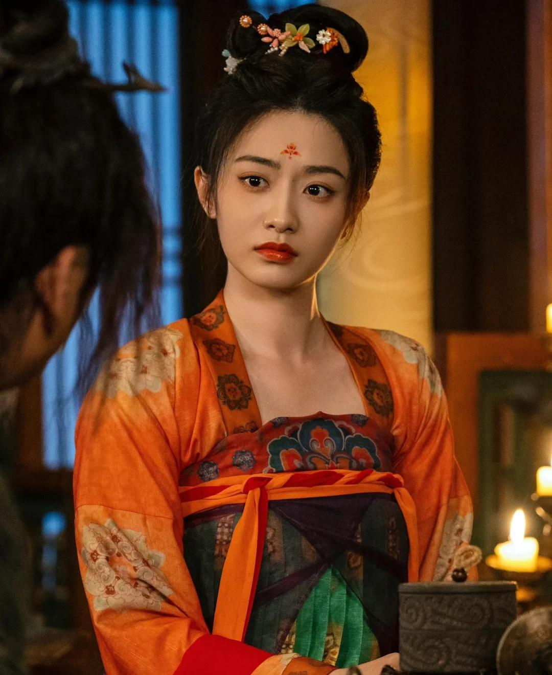 拼多多出评软件：古装剧服饰行业的科技创新与传统工艺碰撞的新趋势分析