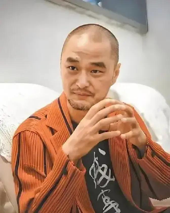 易出评小号：如何通过消除不确定性提升职场竞争力与合作成功率