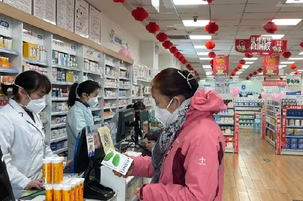 拼多多出评神器：药店线上线下价格差异解析，成本、策略与服务影响因素分析