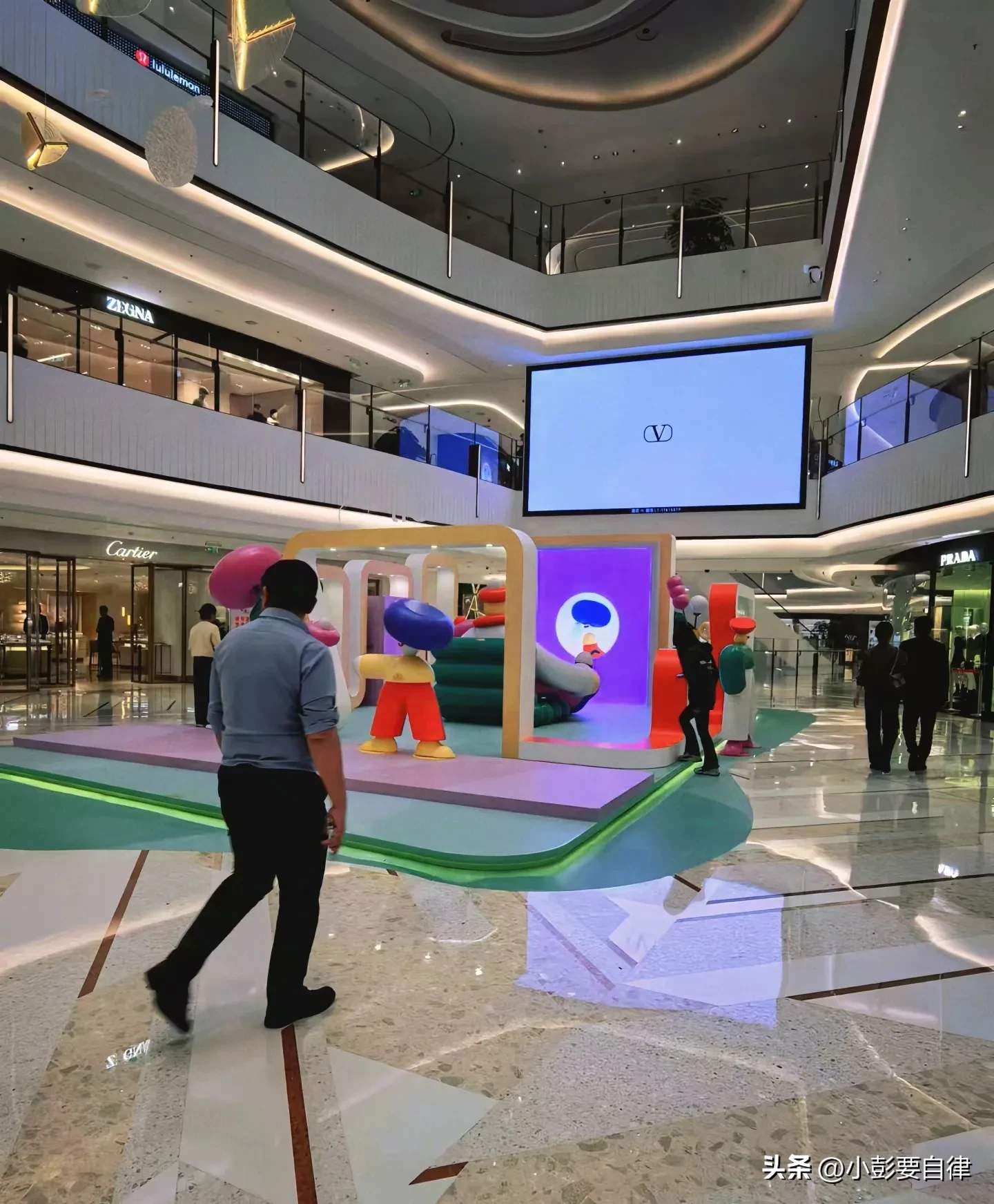 超单助手卡密：线下实体店还能赚钱吗？餐饮行业的生存与发展分析