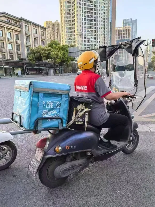 小评评助手使用方法：灵活就业者的困境，骑手多平台工作的社保现状解析
