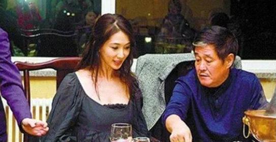 超评助手：赵本山请客吃饭的背后，从好友到信任桥梁的故事
