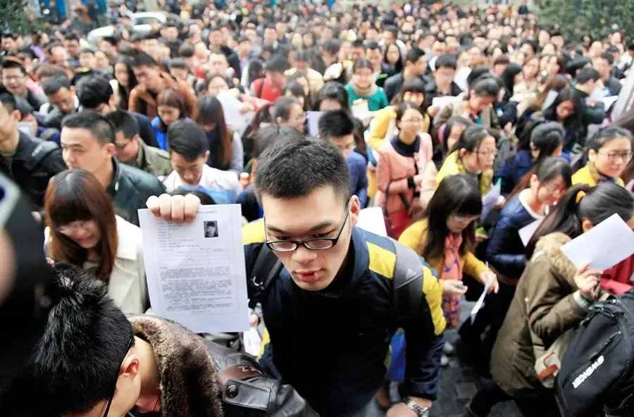 番茄助手：2025年职场变革，新兴产业与传统行业的机遇与挑战分析