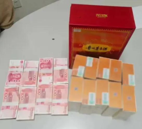 东风助手：14岁女孩拆快递意外发现8万现金，勇敢报警揭露诈骗真相