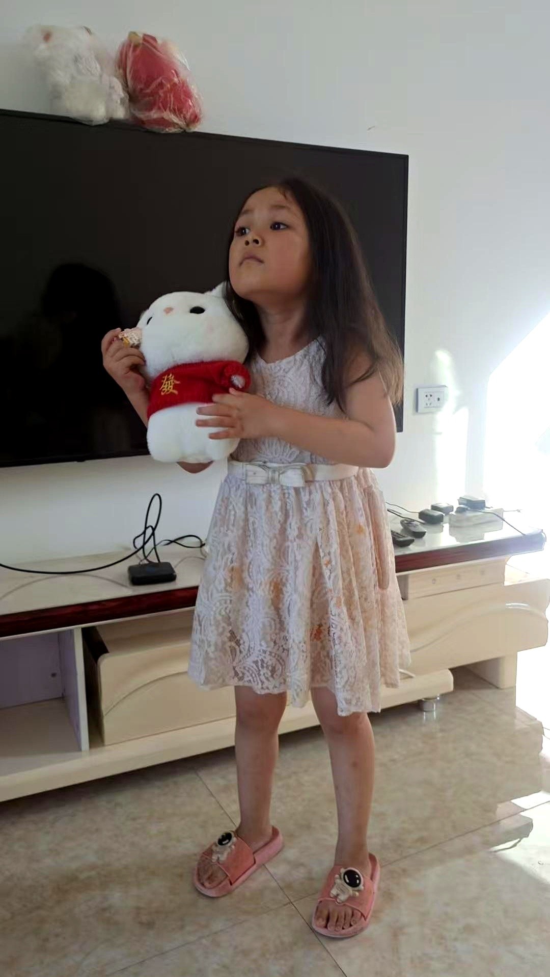 权重大师教程：幼儿园报名日的尴尬瞬间，孩子好奇问老师胸部，家长们的反应引发热议