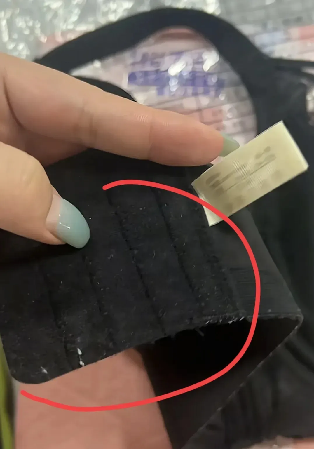 小评评助手：女子网购胸罩遭遇“旧货退款”事件，引发电商诚信危机讨论