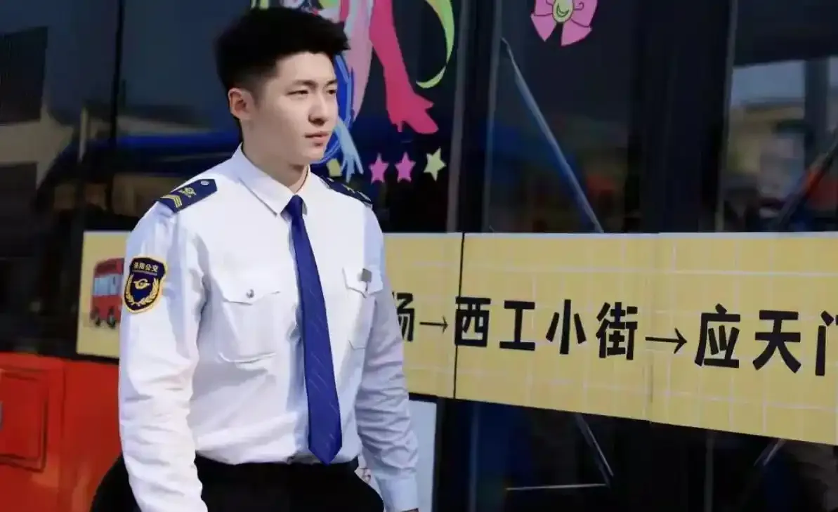 多多留评官网怎么用：洛阳最帅公交司机走红，00后高个儿吸引乘客排队合影