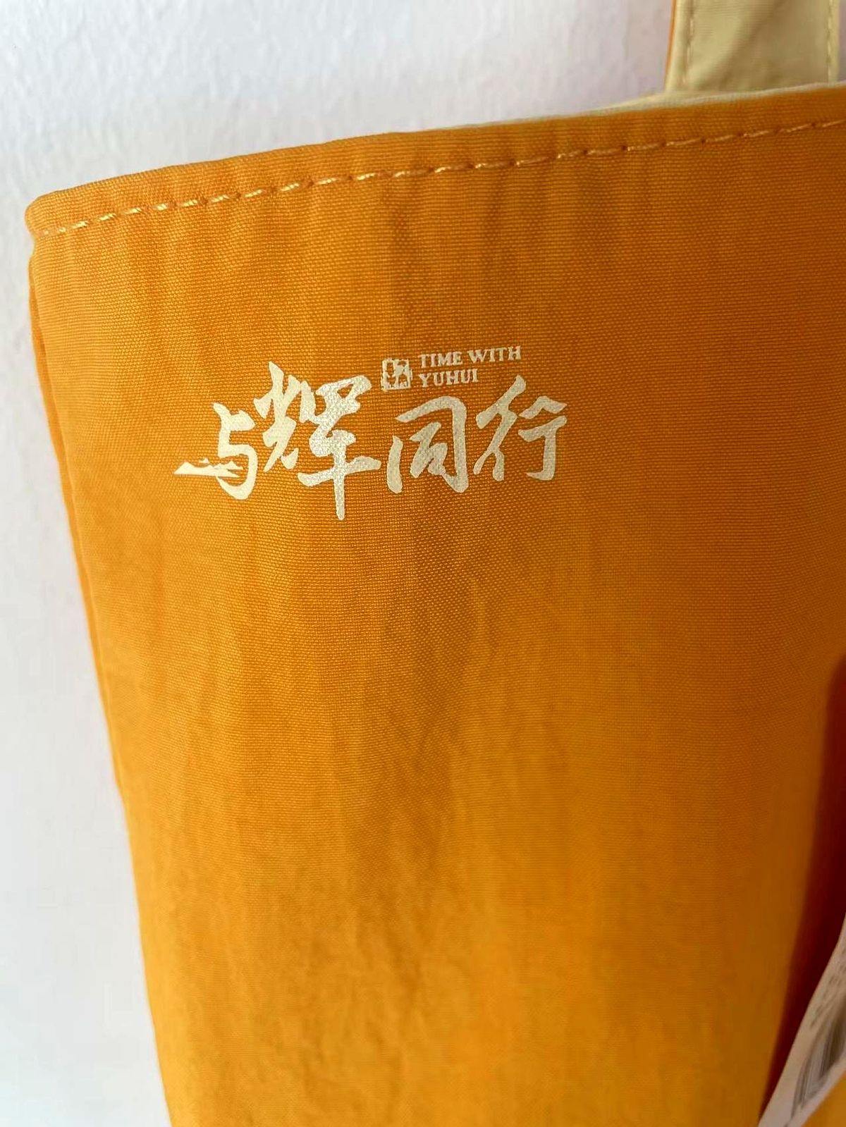 潜力鸭：董宇辉直播热卖帆布包，鼓励故事引发抢购狂潮