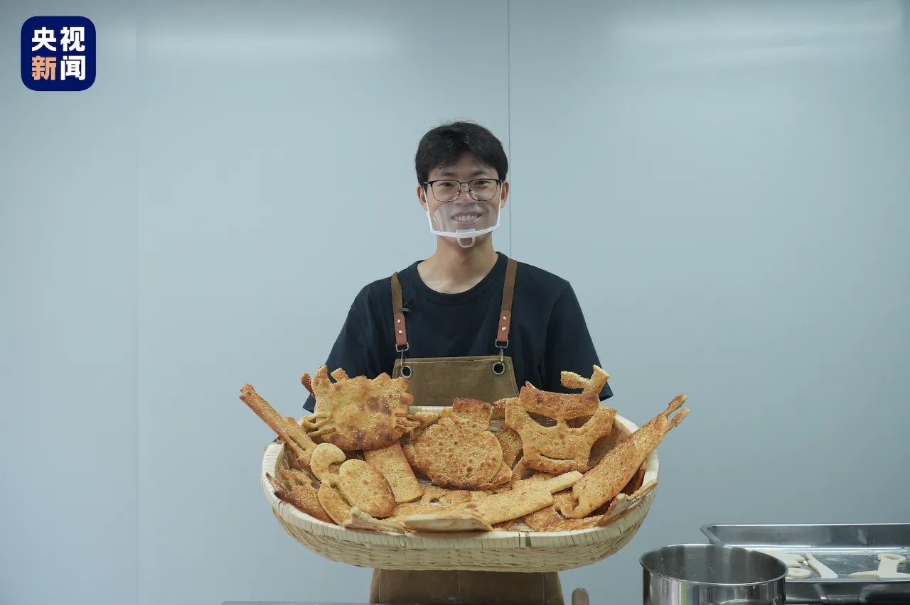 Y助手：硕士生卖烧饼走红自媒体，创意与学历结合开辟新天地