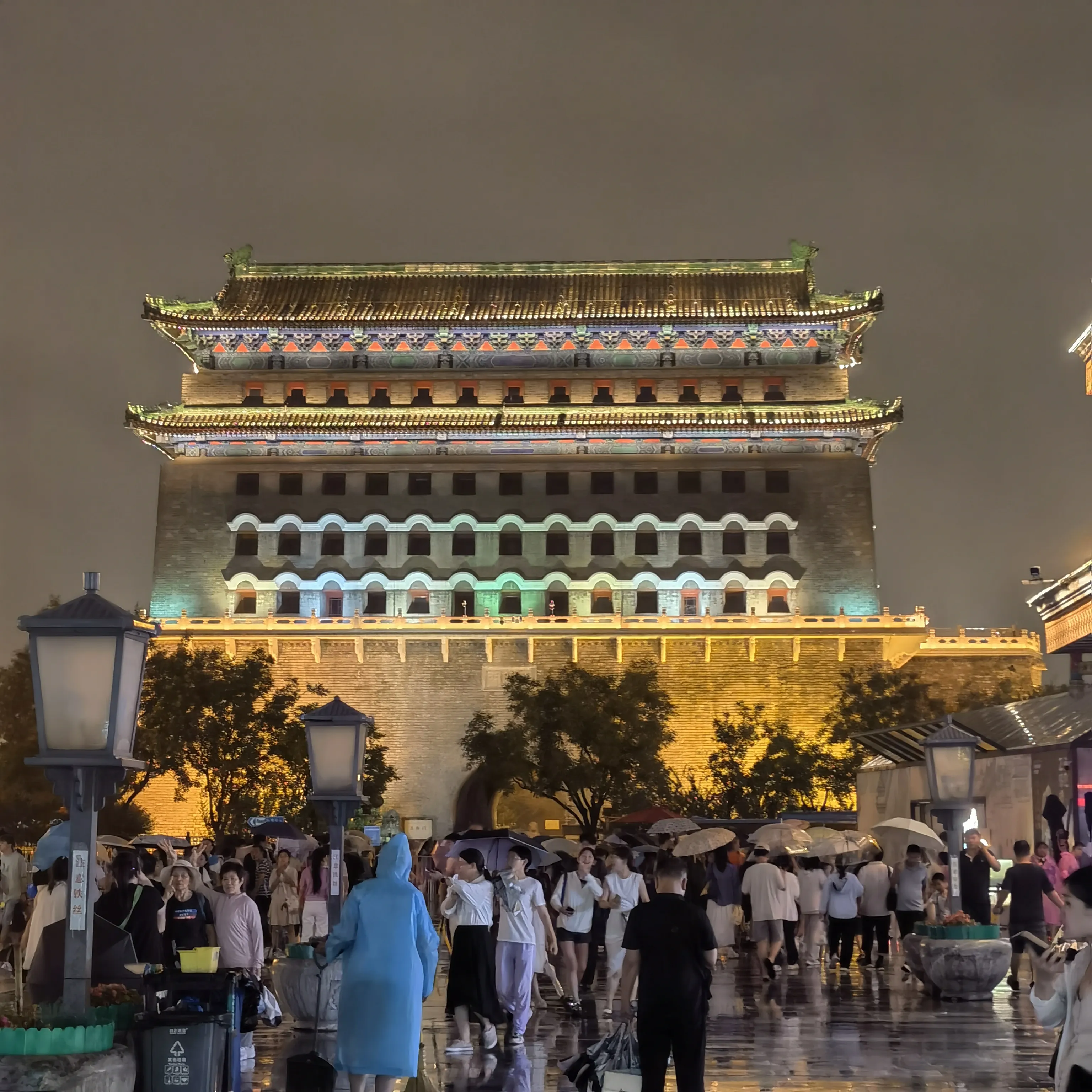 增强助手：前门商业街夜市热闹却因地板设计吐槽，安全隐患待改善