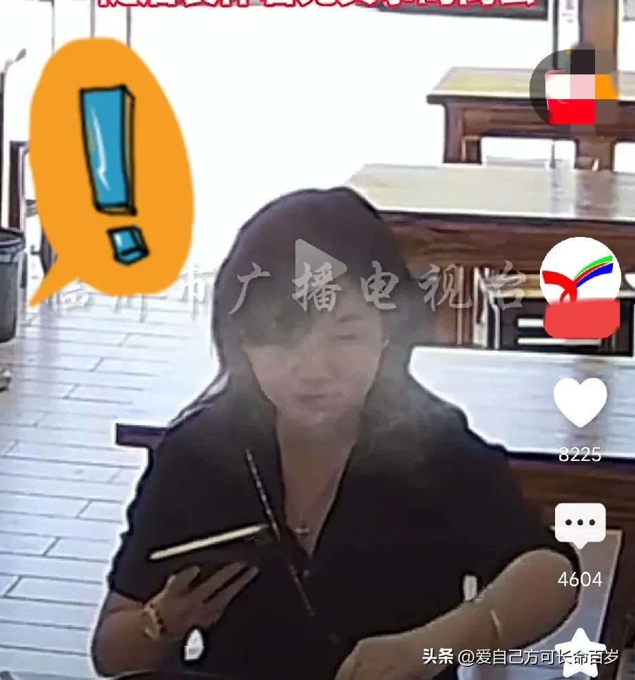 小M助手：餐馆女顾客不雅举动引热议，网络曝光后众人如何看待？