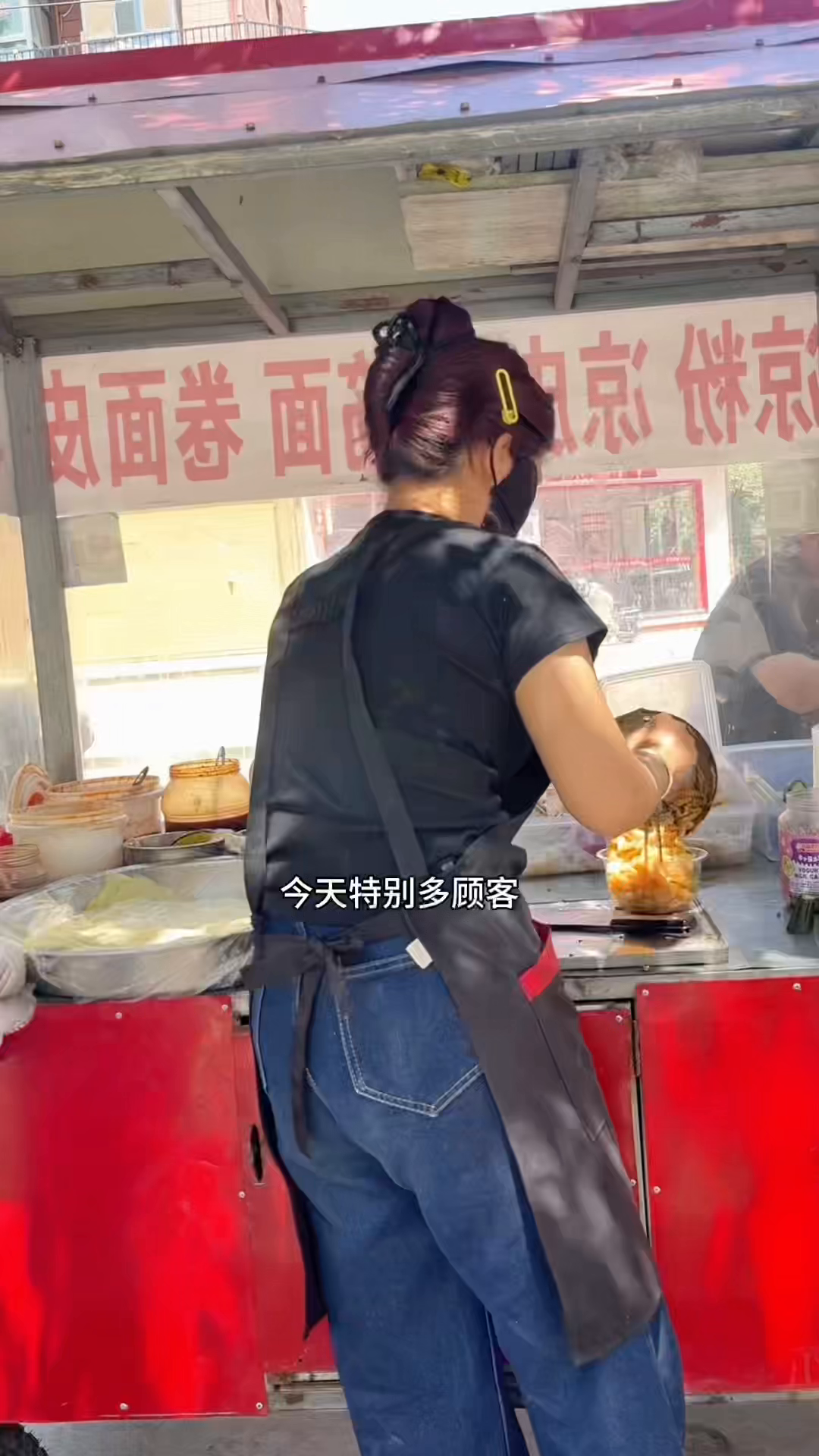超单助手软件下载：19岁女生摆摊卖卷面皮，努力攒钱变美的创业日常