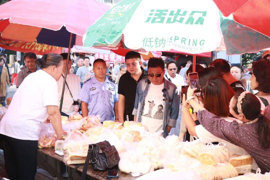 小评评助手邀请码：知名歌手姜育恒回乡游历威海早市，品尝家乡美食的温暖瞬间