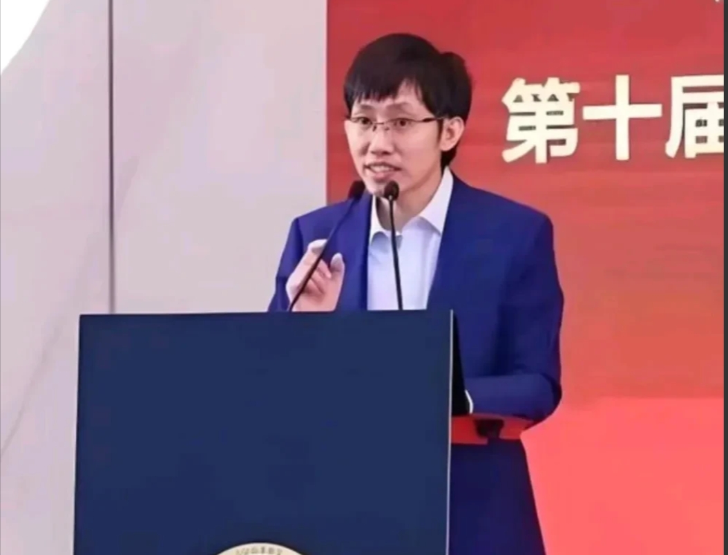 易评助手：技术大牛与商业领袖，梁文锋隐身背后的争议与思考