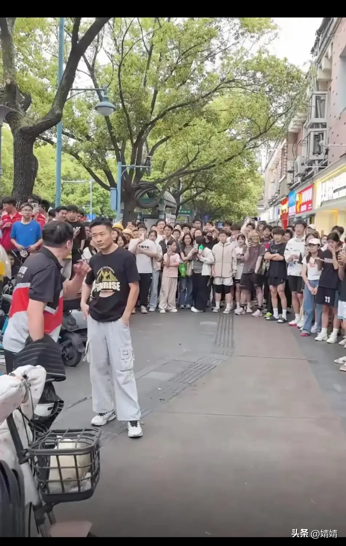 权重大师小号：顺丰快递小哥目睹女友与他人约会，网友热议网红情感不靠谱现象