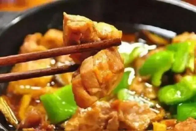 权重大师邀请码：杨铭宇黄焖鸡米饭频现食品安全问题，品牌信任度急剧下滑的深层分析