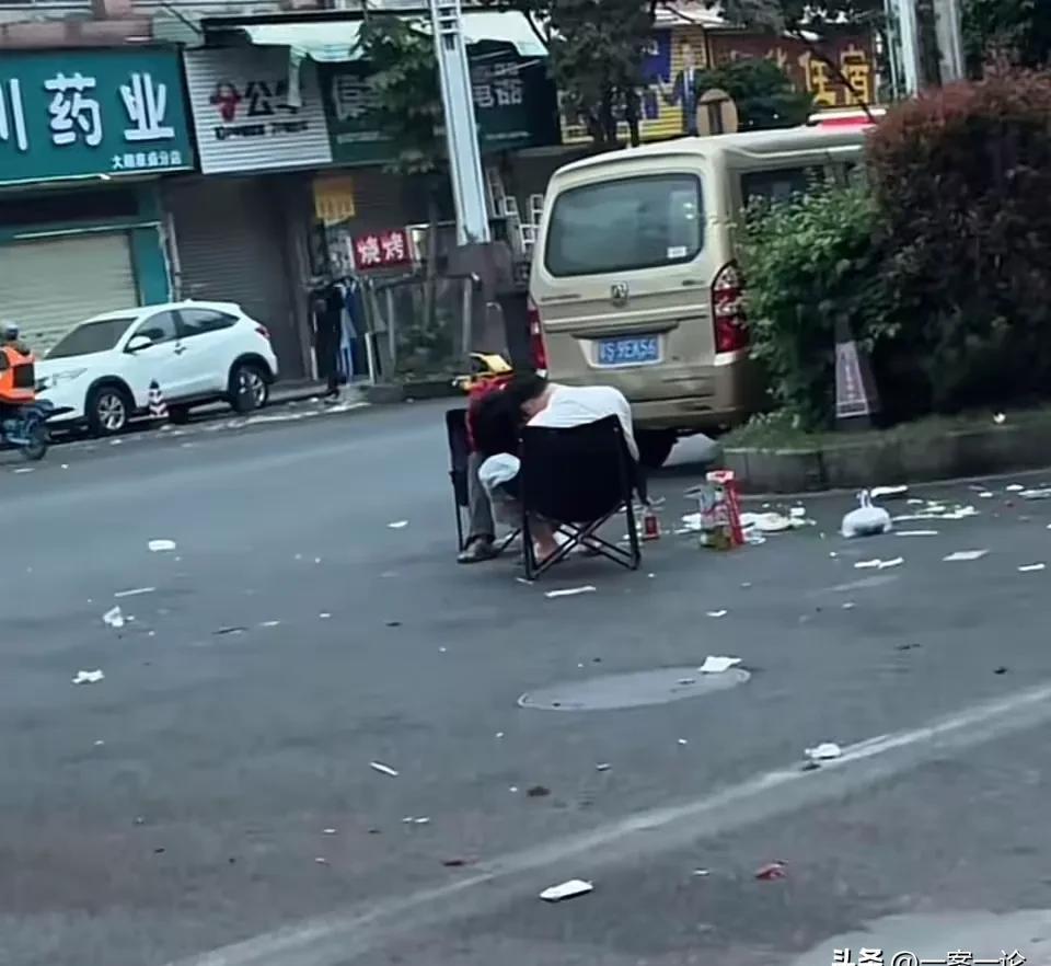 超评助手软件下载：东莞小伙餐馆“装睡”逃单，搞笑事件引发警察出动