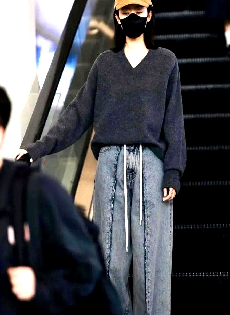 DD助手官网入口：张小斐灰毛衣引发热潮，舒适实用主义成新时尚趋势