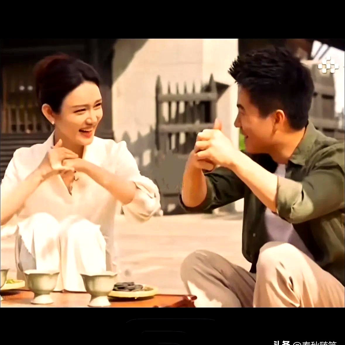 权重大师靠谱吗：董宇辉与龙洋的默契互动，央视才子才女间的甜蜜友情揭秘
