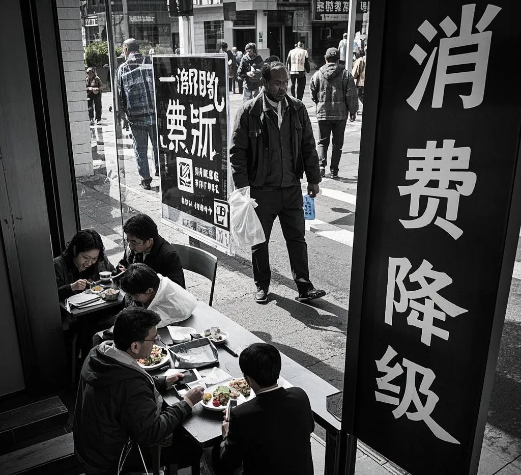 拼多多出评神器：消费降级的价值革命，从商业暴利到透明高效的新生态