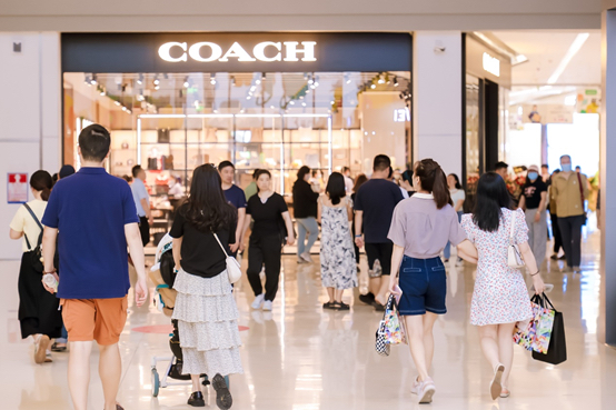 团粉助手：奢侈品市场变革，关店潮与折扣热潮背后的消费新趋势