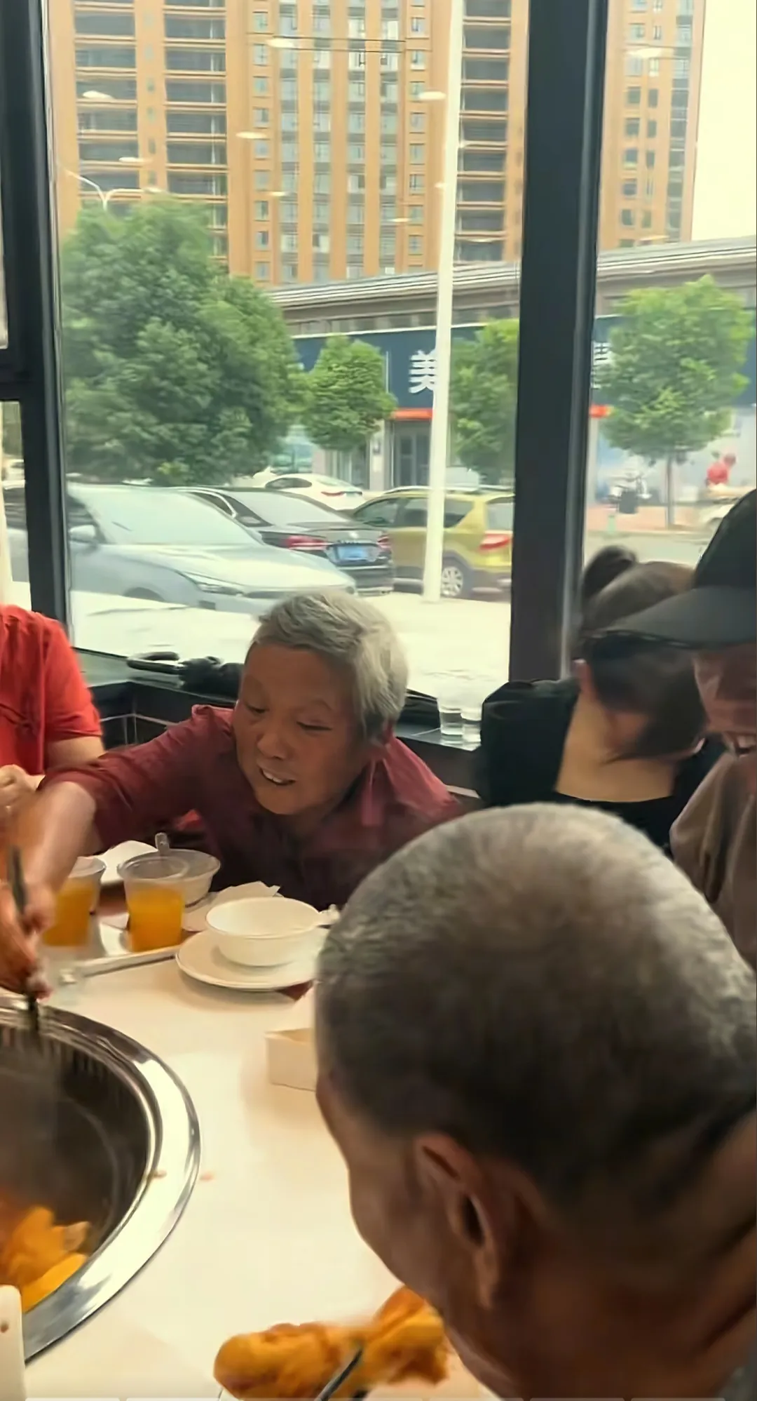 易评助手：农村女子就餐遭遇歧视，引发网友对尊严与消费关系的热议