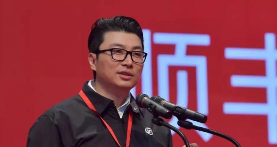 权重大师靠谱吗：顺丰创始人王卫的创业传奇，从小工人到快递行业领袖