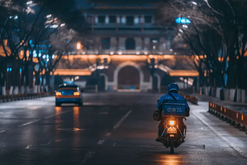 小M助手：实现月入过万的实操路径，主业突破与副业发展策略