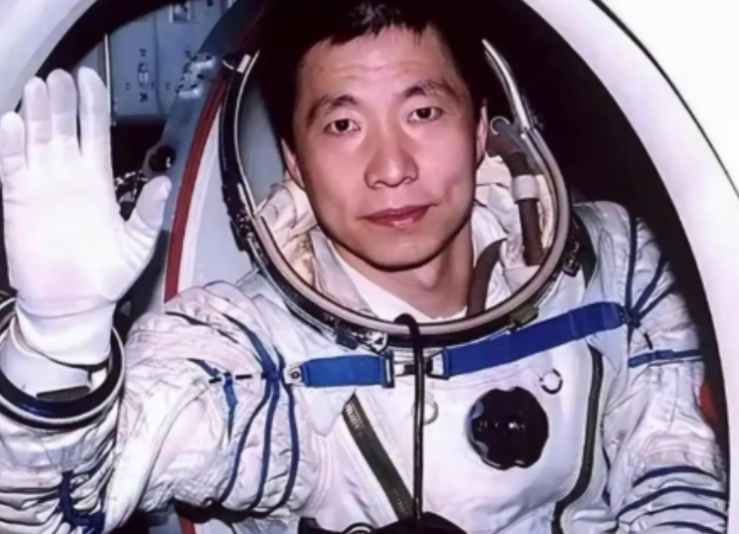 大牛助手：杨利伟的太空之旅，26秒生死瞬间与中国航天发展的里程碑