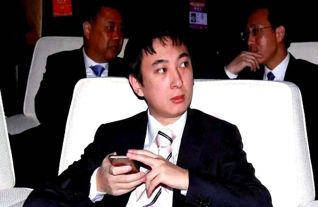 DD助手：王思聪与汪小菲机舱相遇，娱乐圈冤家再掀热议！