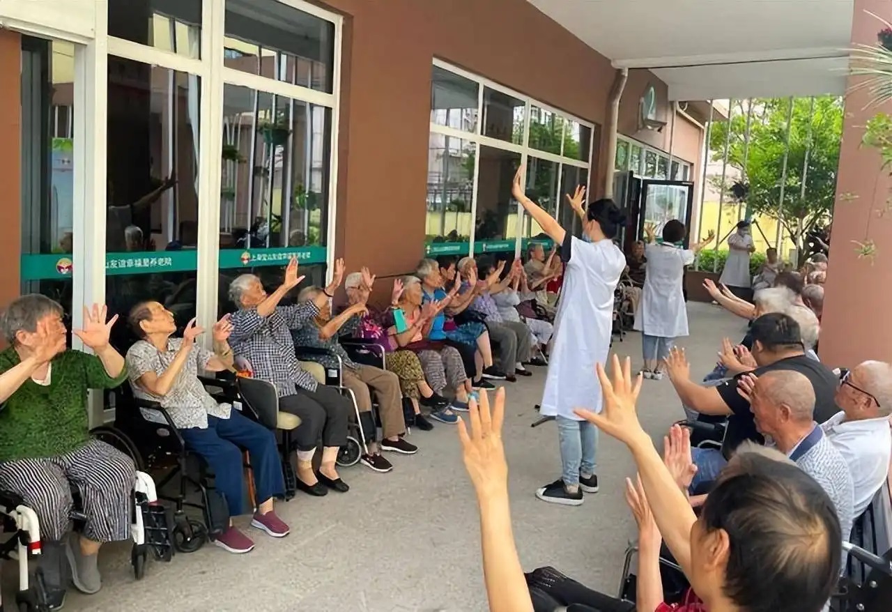 小评评助手开团软件：退休金不足，养老困境加剧，“银发经济”面临的挑战与机遇解析