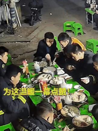 超单助手使用方法：深夜温情，两位黑衣人悄然为消防员买单，网友纷纷感动！
