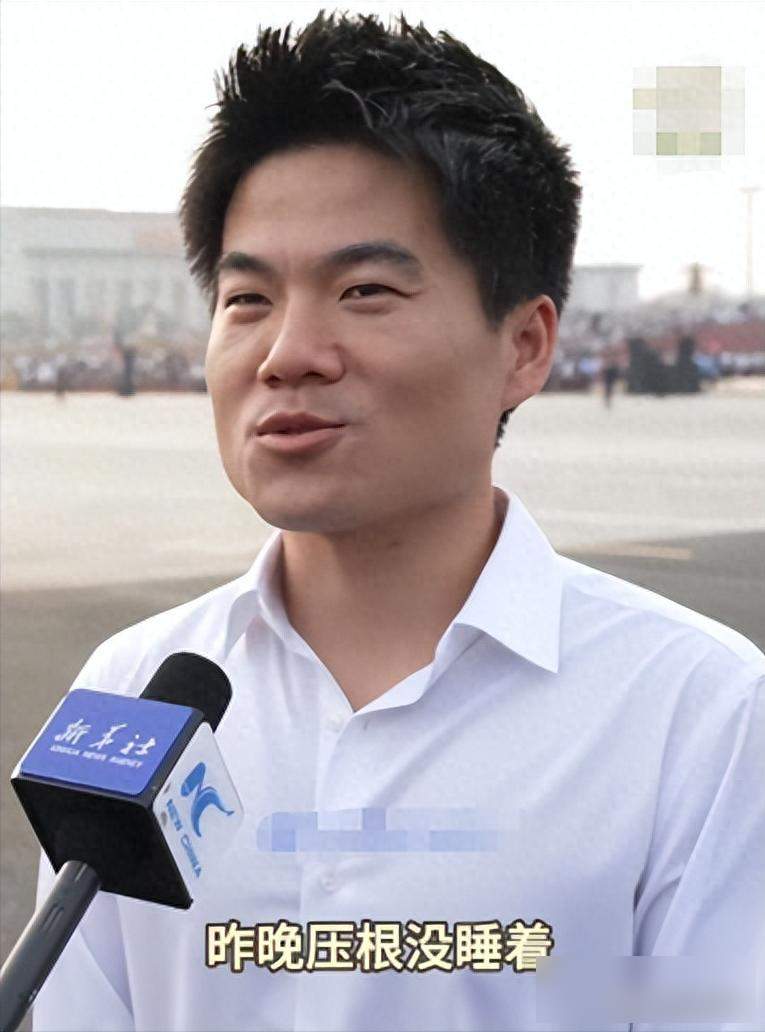 小M助手：32岁主播董宇辉停播直播，因观看阅兵引发观众热烈反响背后的故事