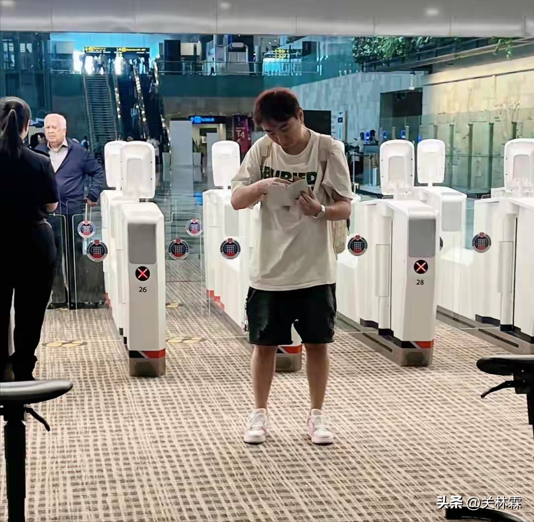 小G助手软件下载：王思聪新加坡现身，红发造型引热议，反差感满分！