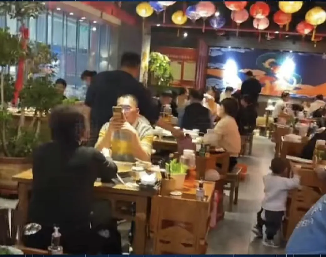 粉团助手：京东刘强东进军外卖行业将如何影响美团与饿了么的市场格局？