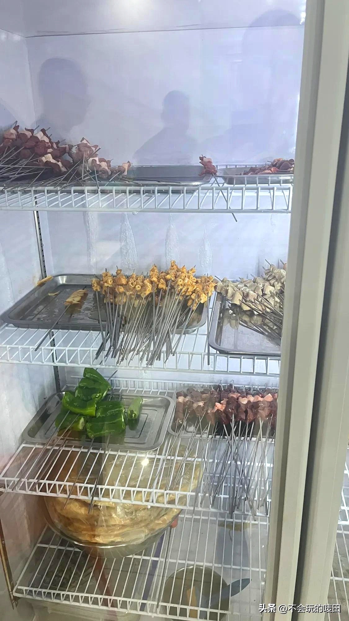 乐拼助手：价格战激烈！新疆烧烤摊的生存之道与美味魅力
