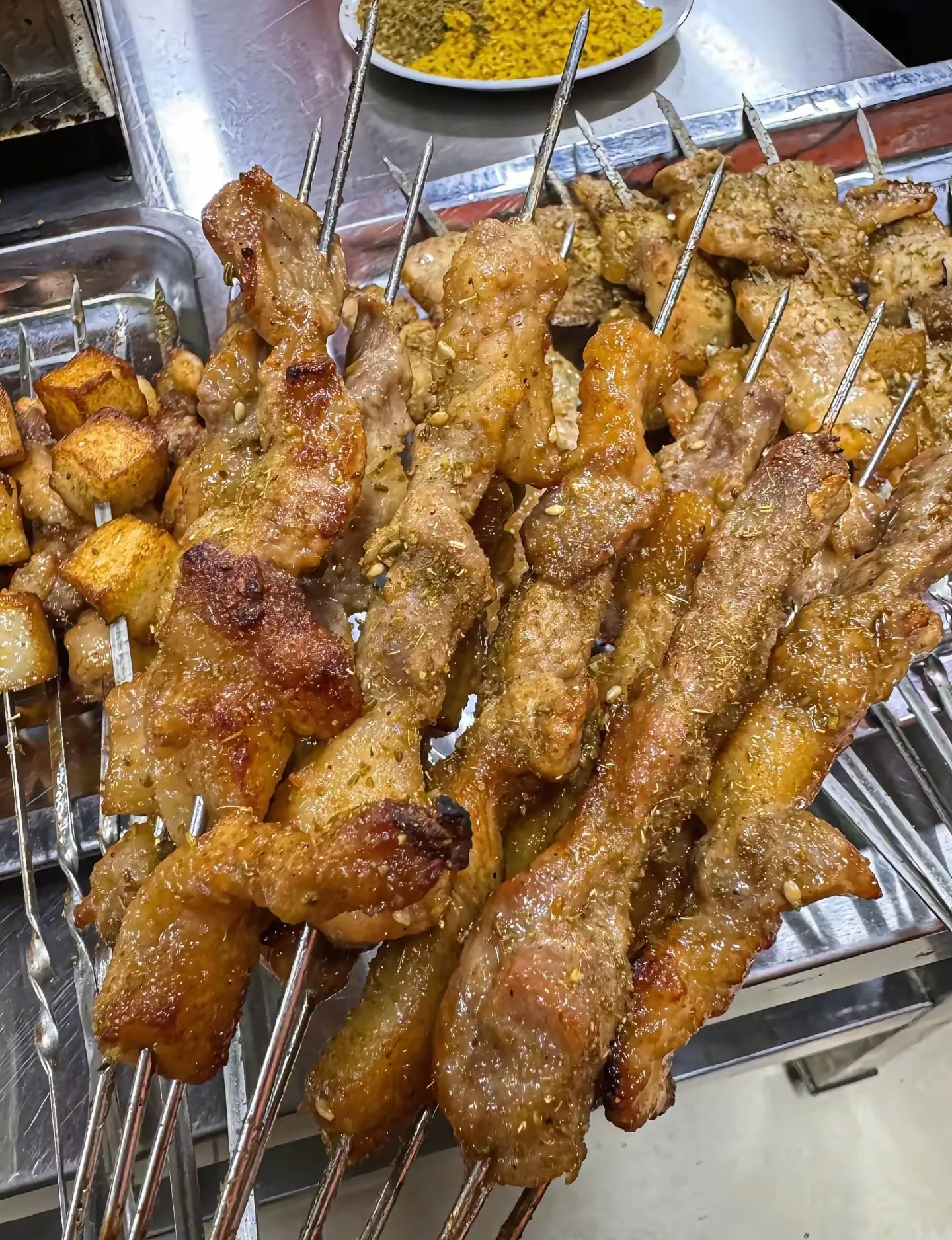 超评助手网站：淄博美食全攻略，烧烤、周村烧饼与博山菜等地道美味推荐！