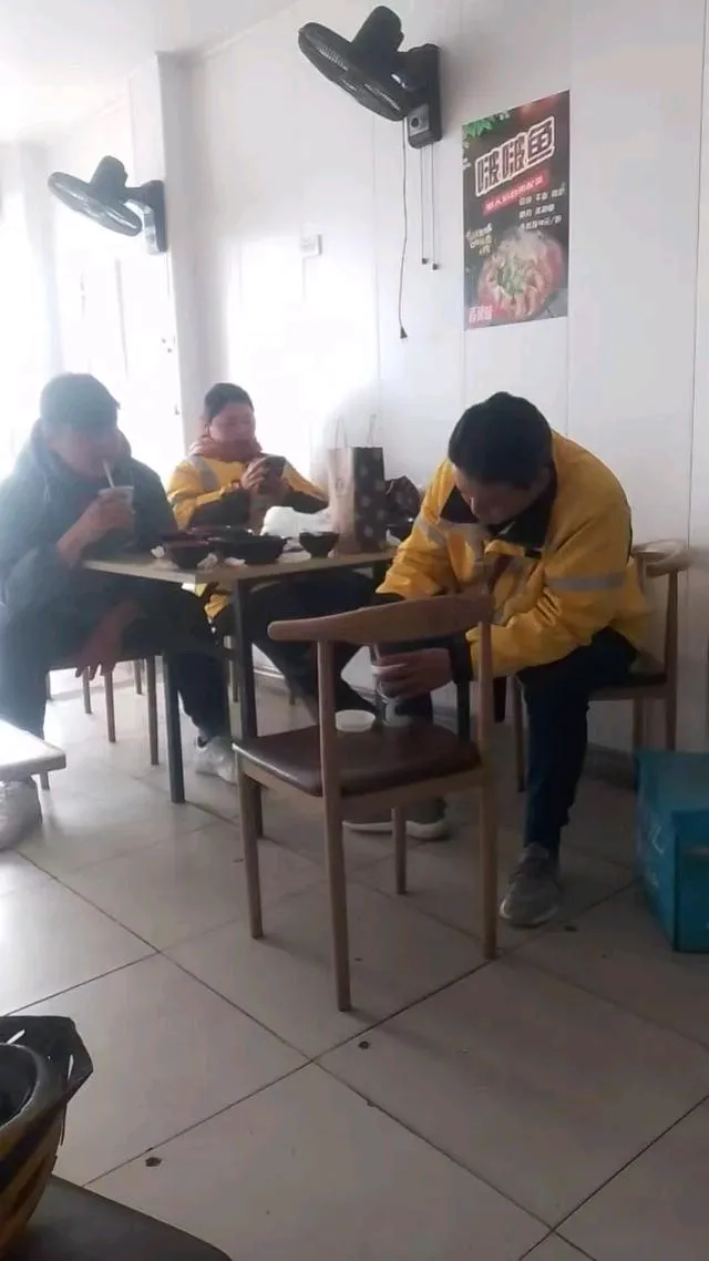 小Q助手靠谱吗：黄焖鸡外卖风波，商家品质危机与消费者维权困境分析
