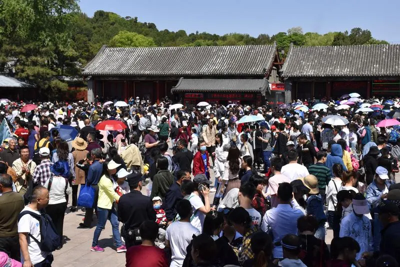 51助手最新版本：2025年五一假期全国旅游市场强劲增长，夜间经济与县域旅游成新亮点