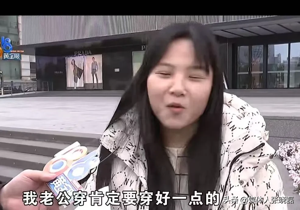 小评评助手怎么用：女子花1.7万买普拉达外套遭拒退货，调解员助力维权