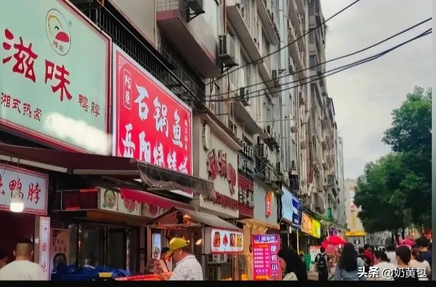 易评助手软件下载：长沙烧烤店血案，快递员因一瓶啤酒冲突致三人遇害，引发社会安全思考