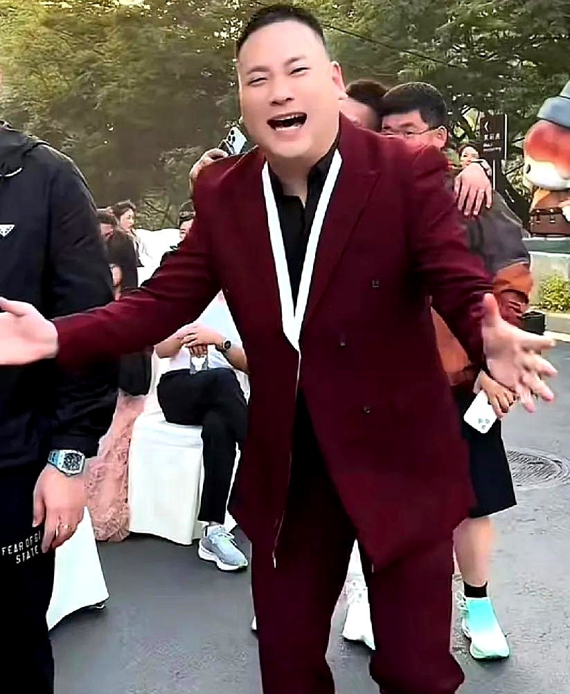 茄子助手邀请码：九红女儿百日宴揭秘，顶流大佬缺席引发热议，友情真伪成焦点