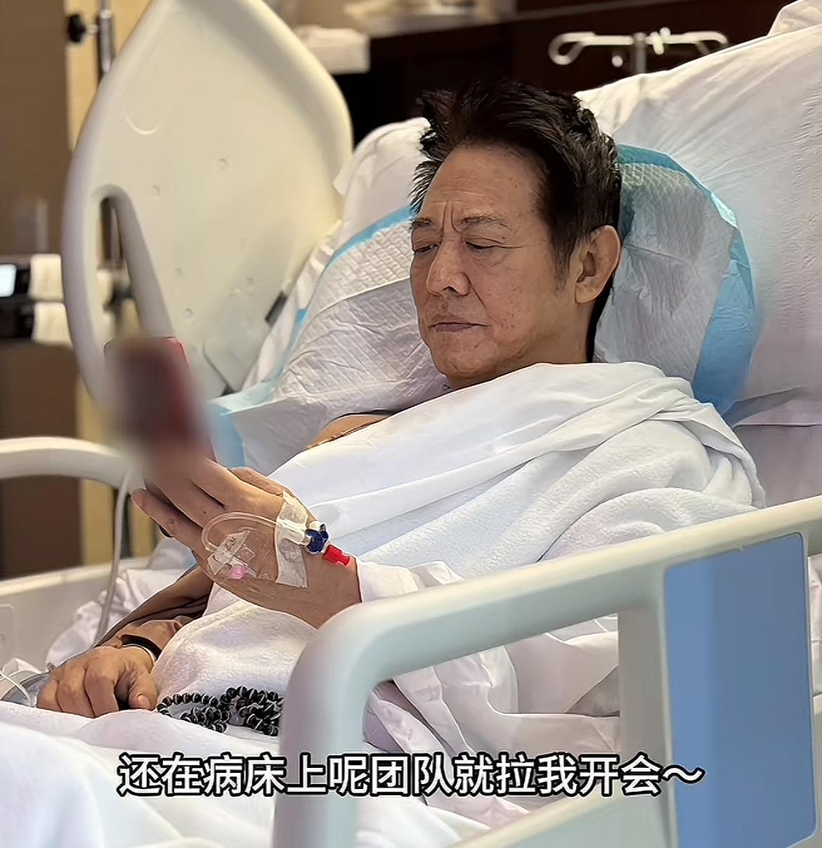 小新助手：赵长军与李连杰，健康与成就的逆转人生