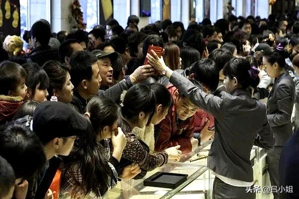 星评助手：年轻人消费新趋势，黄金投资、奢侈品涨价与奥特莱斯热潮解析